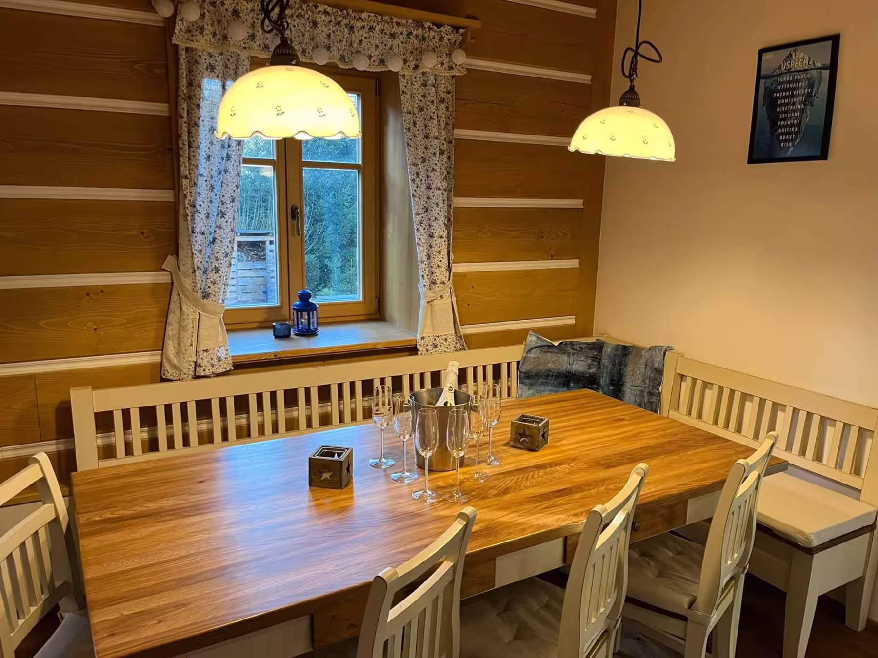 Jídelní kout s dřevěnou lavicí u okna