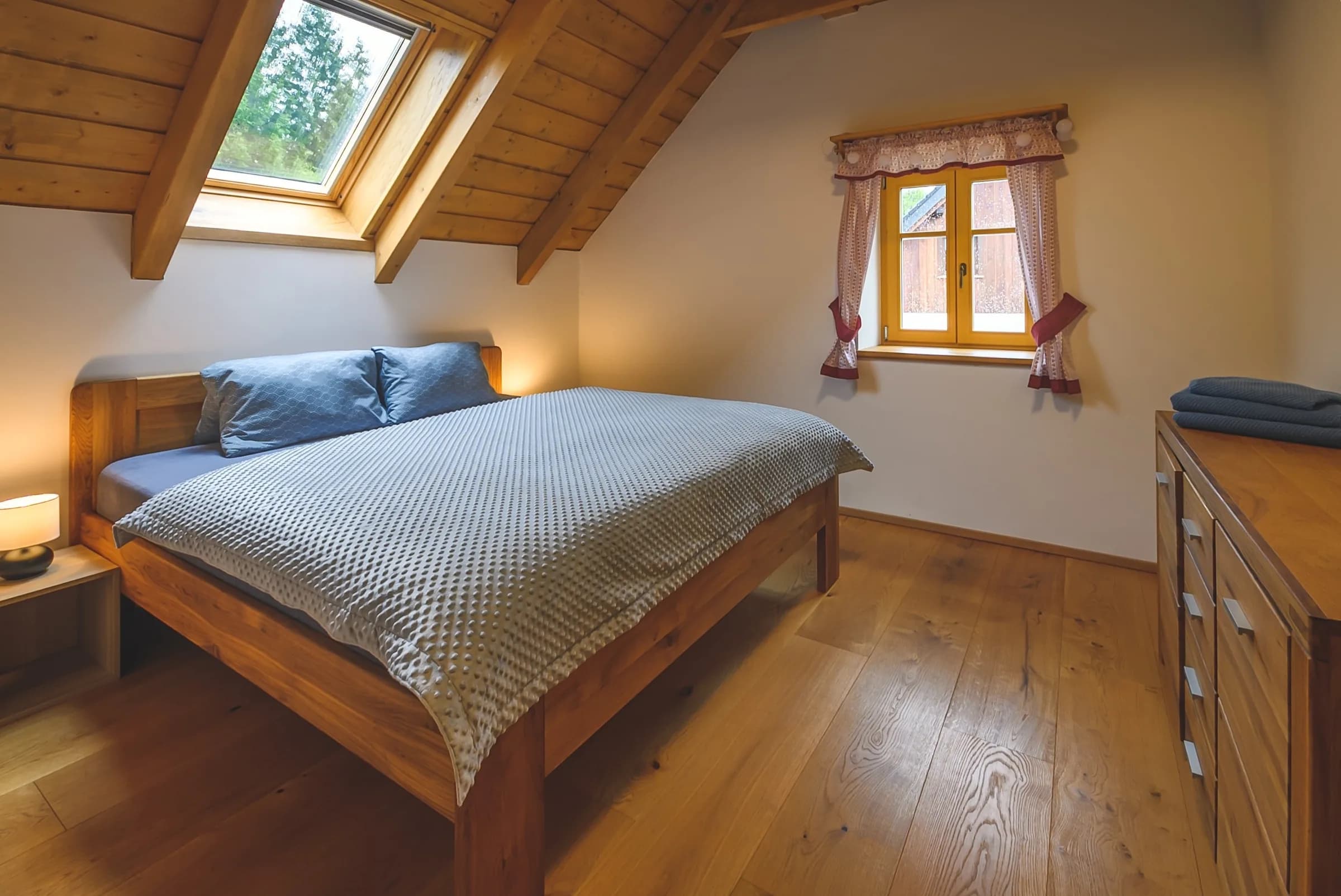 Ložnice s dřevěným obložením stropu