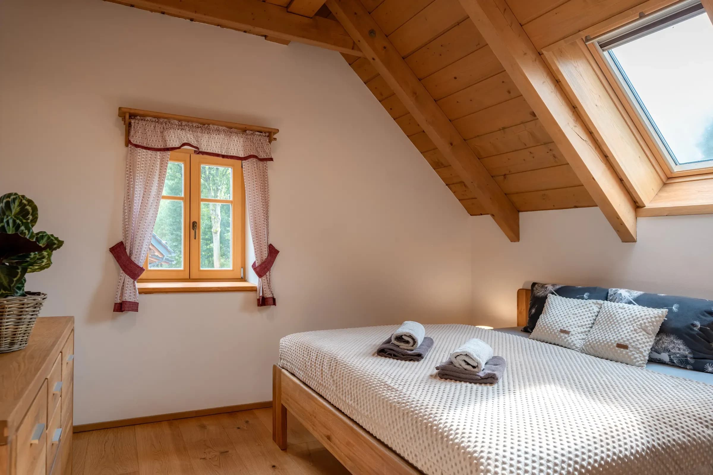 Ložnice s výhledem do zeleně