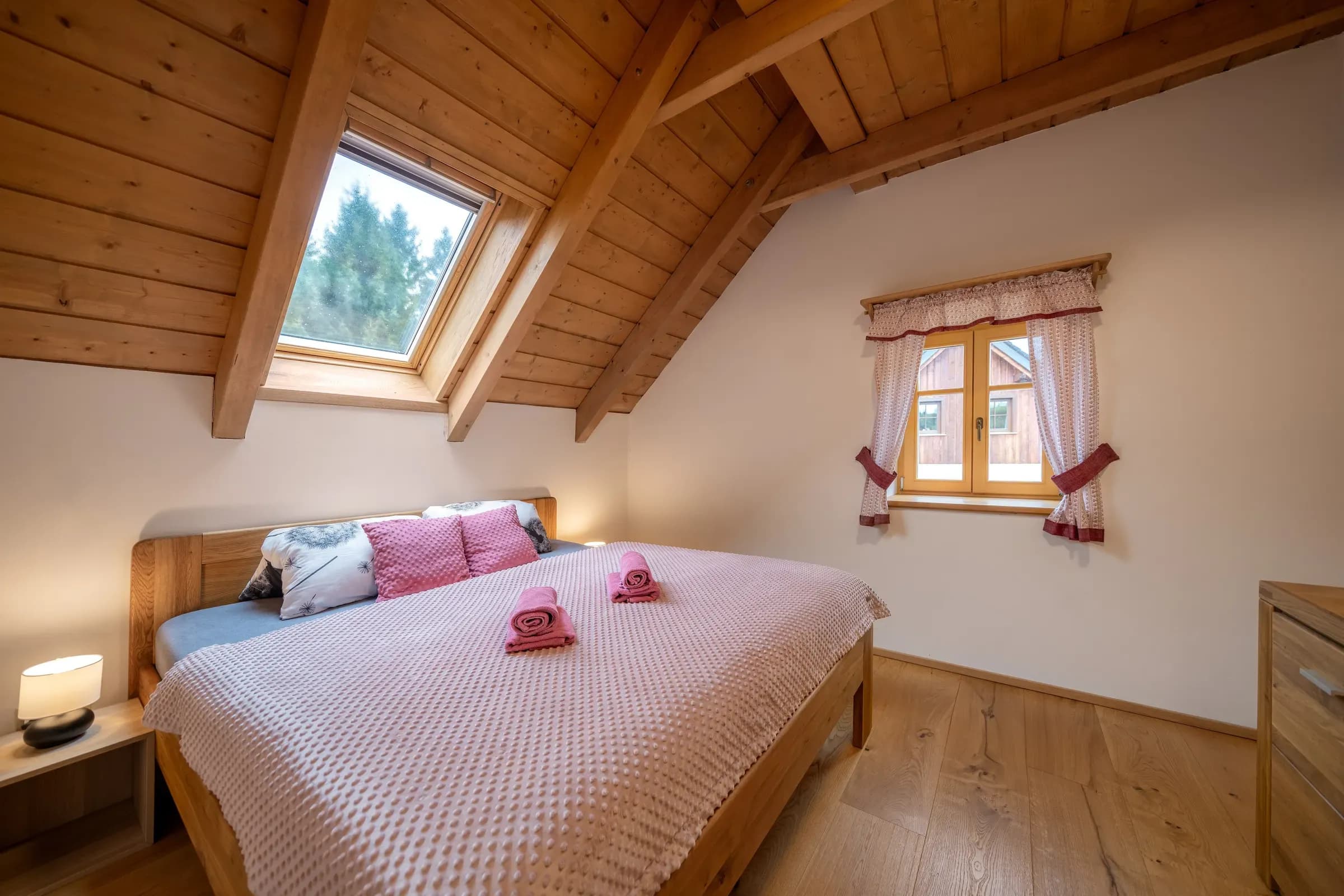 Podkrovní ložnice se šikmým stropem