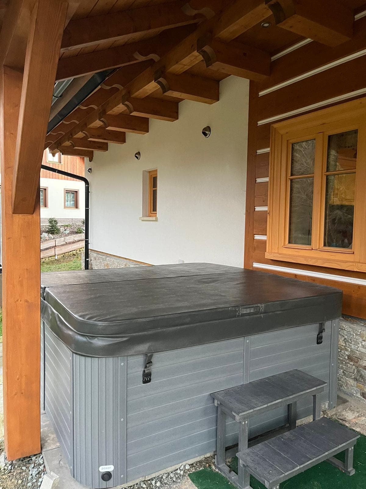 Krytá terasa roubenky navečer