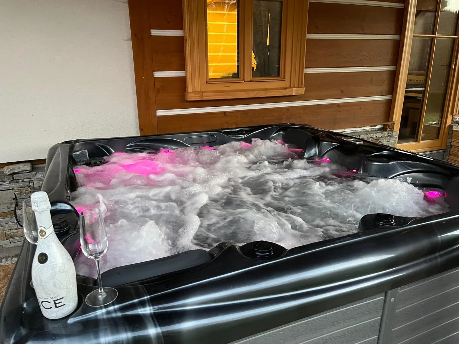 Vířivka na terase roubenky Vanedi