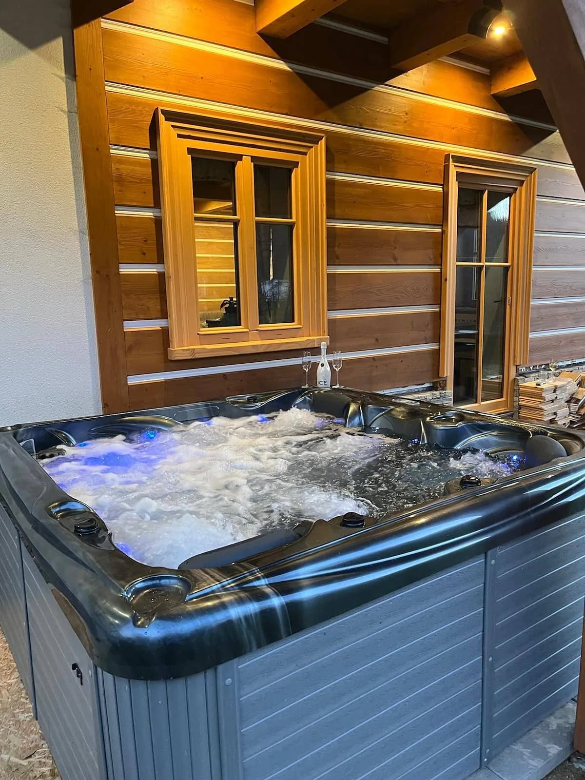 Vířivka na terase roubenky Vanedi