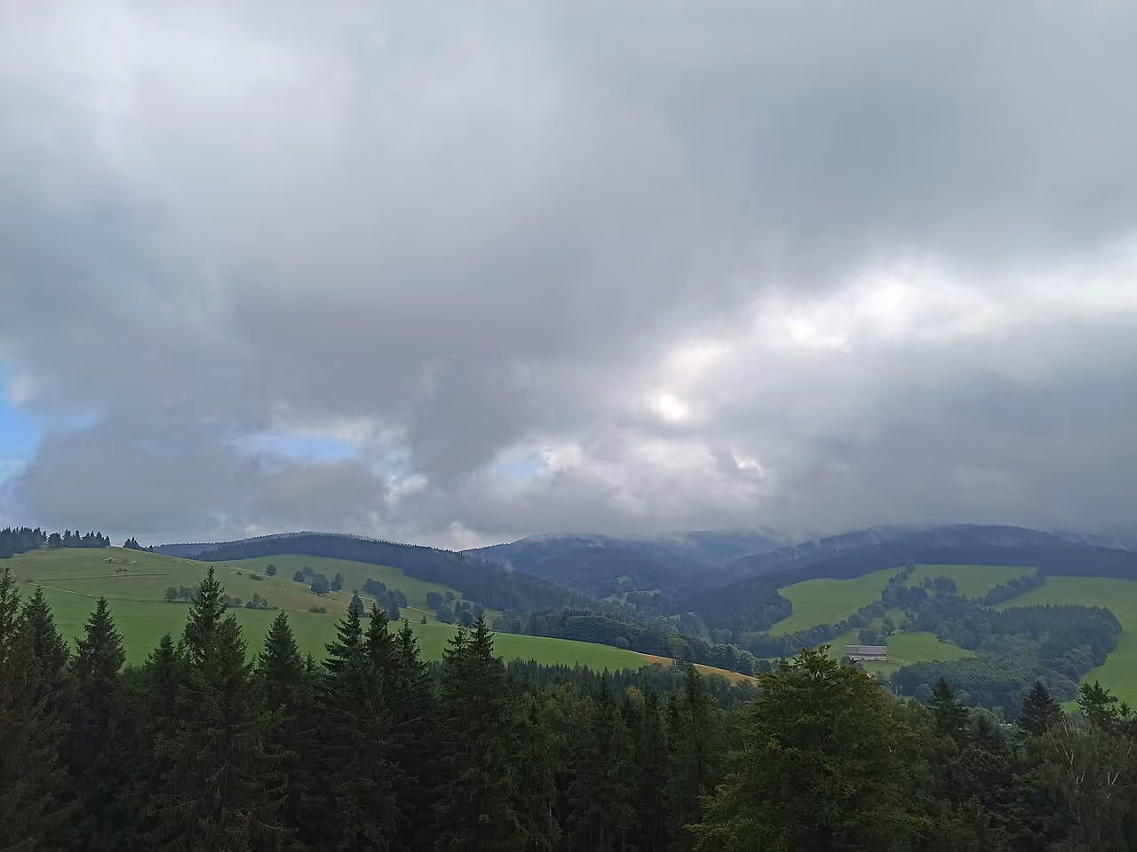 Výhled z rozhledny Feistův kopec nad Olešnicí