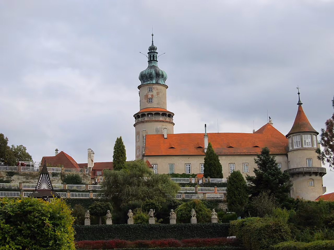 Zámek v Novém Městě nad Metují se zámeckou zahradou