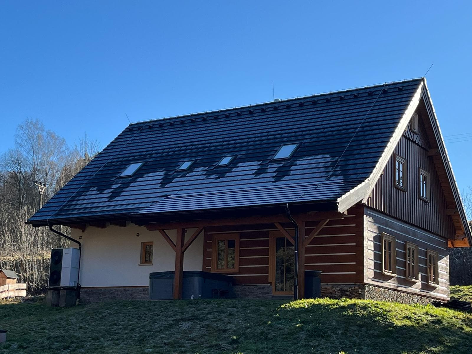 Roubená strana roubenky Vanedi z boku