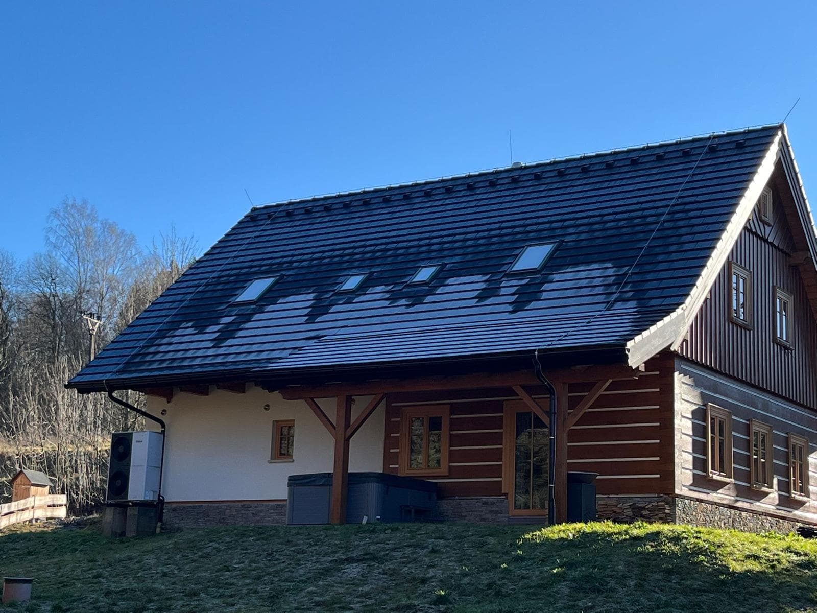 Krytá veranda roubenky Vanedi z boku