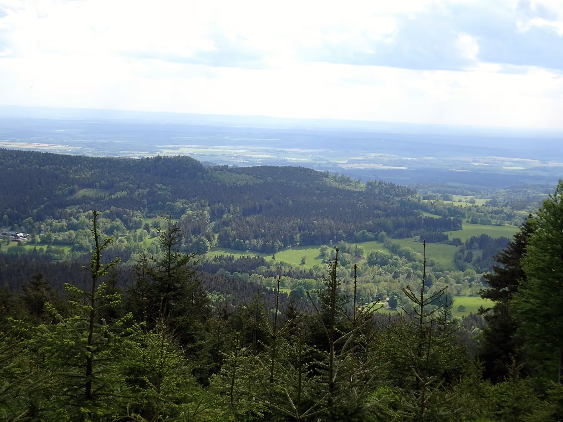 Výhled od Sedloňovského vrchu nad Sedloňovem