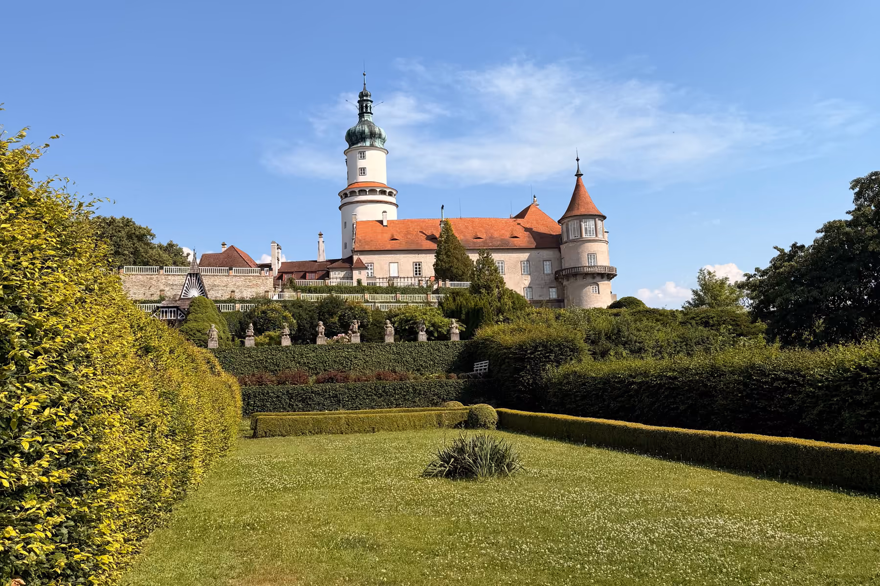 Zámek Nové Město nad Metují ze zámecké zahrady
