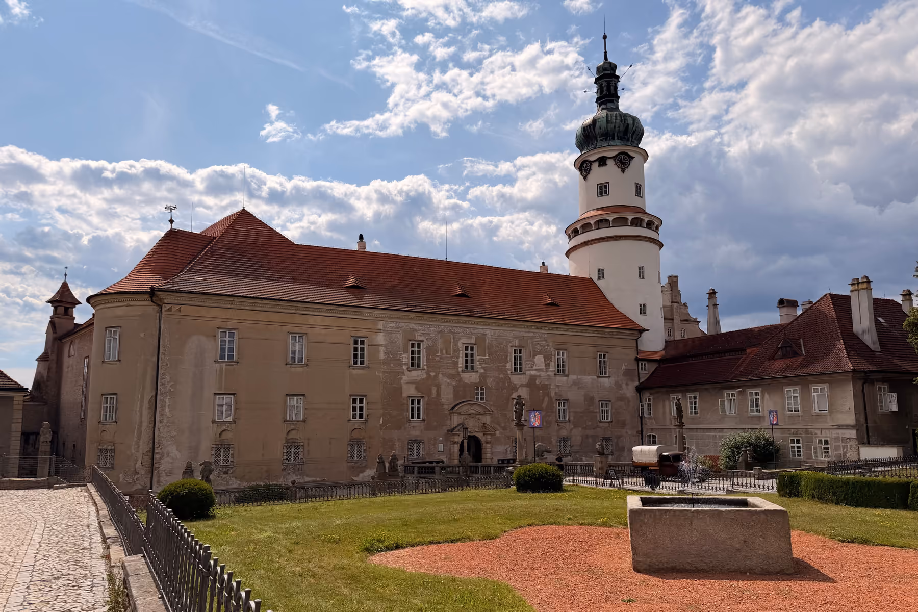 Zámek Nové Město nad Metují s věží Máselnicí, pohled z nádvoří